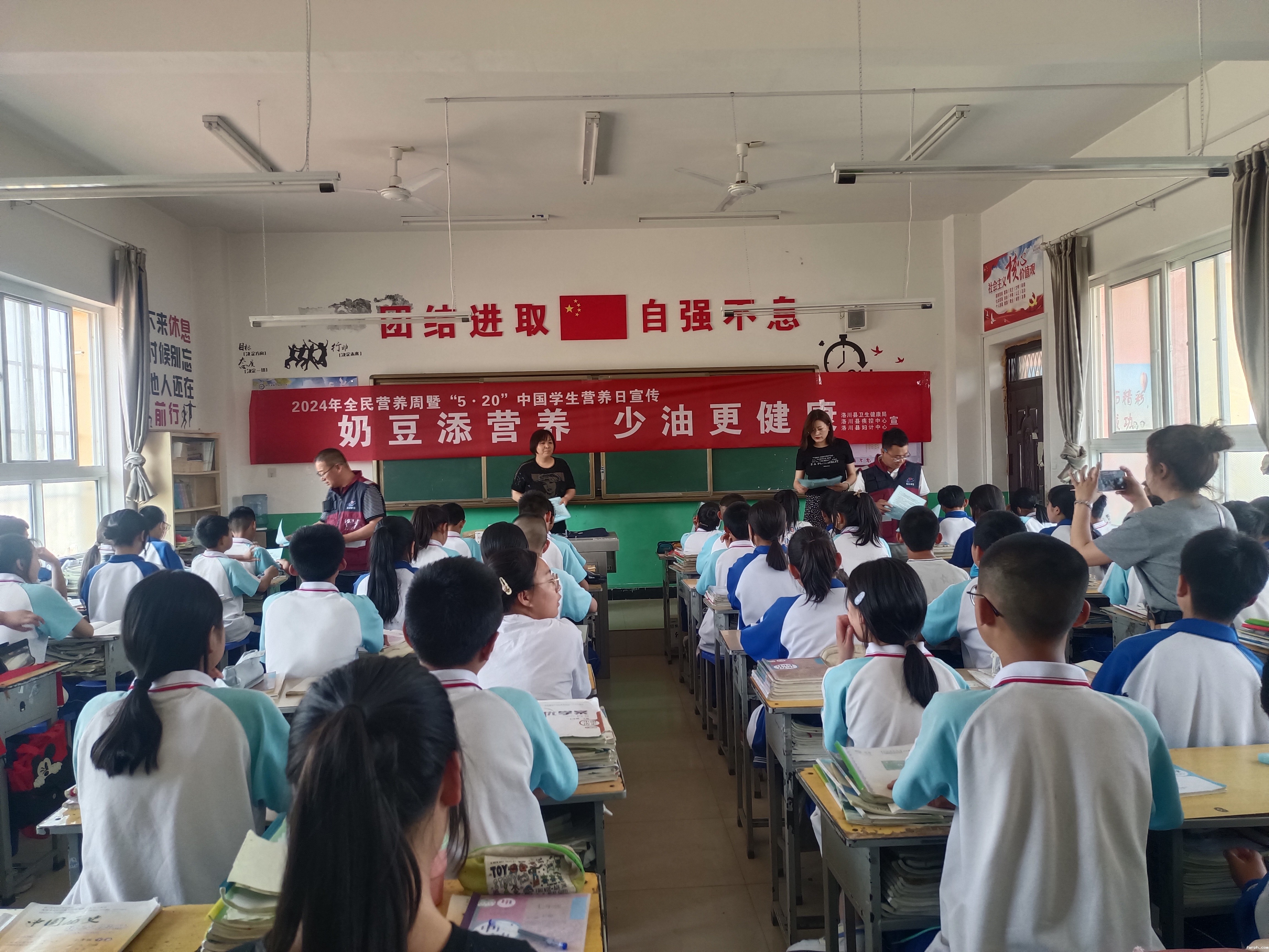 洛川县疾病预防控制中心+进校园开展营养宣传.jpg 洛川县疾病预防控制中心+进校园开展营养宣传.jpg