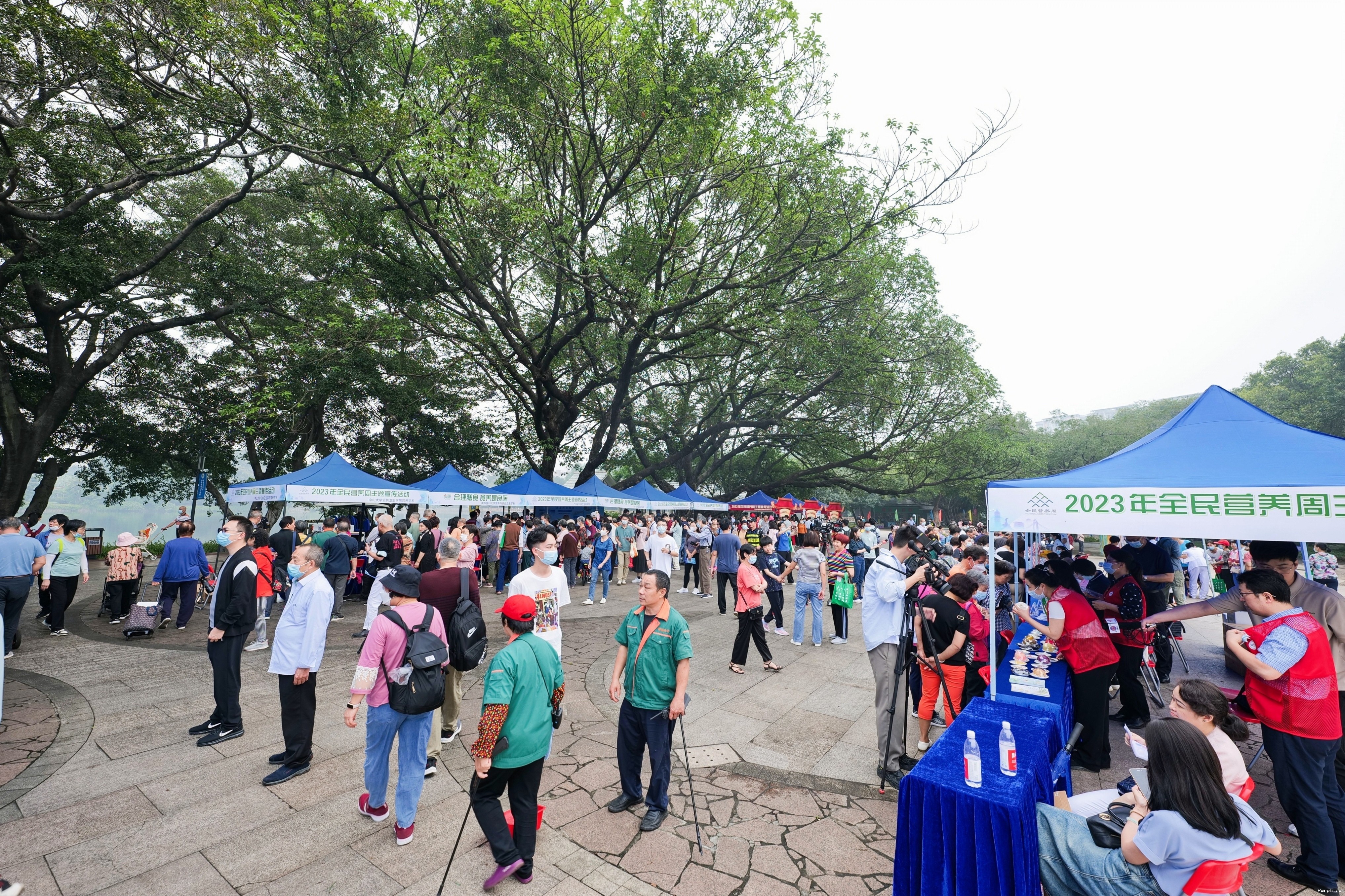 全场2:展台.jpg 全场2:展台.jpg