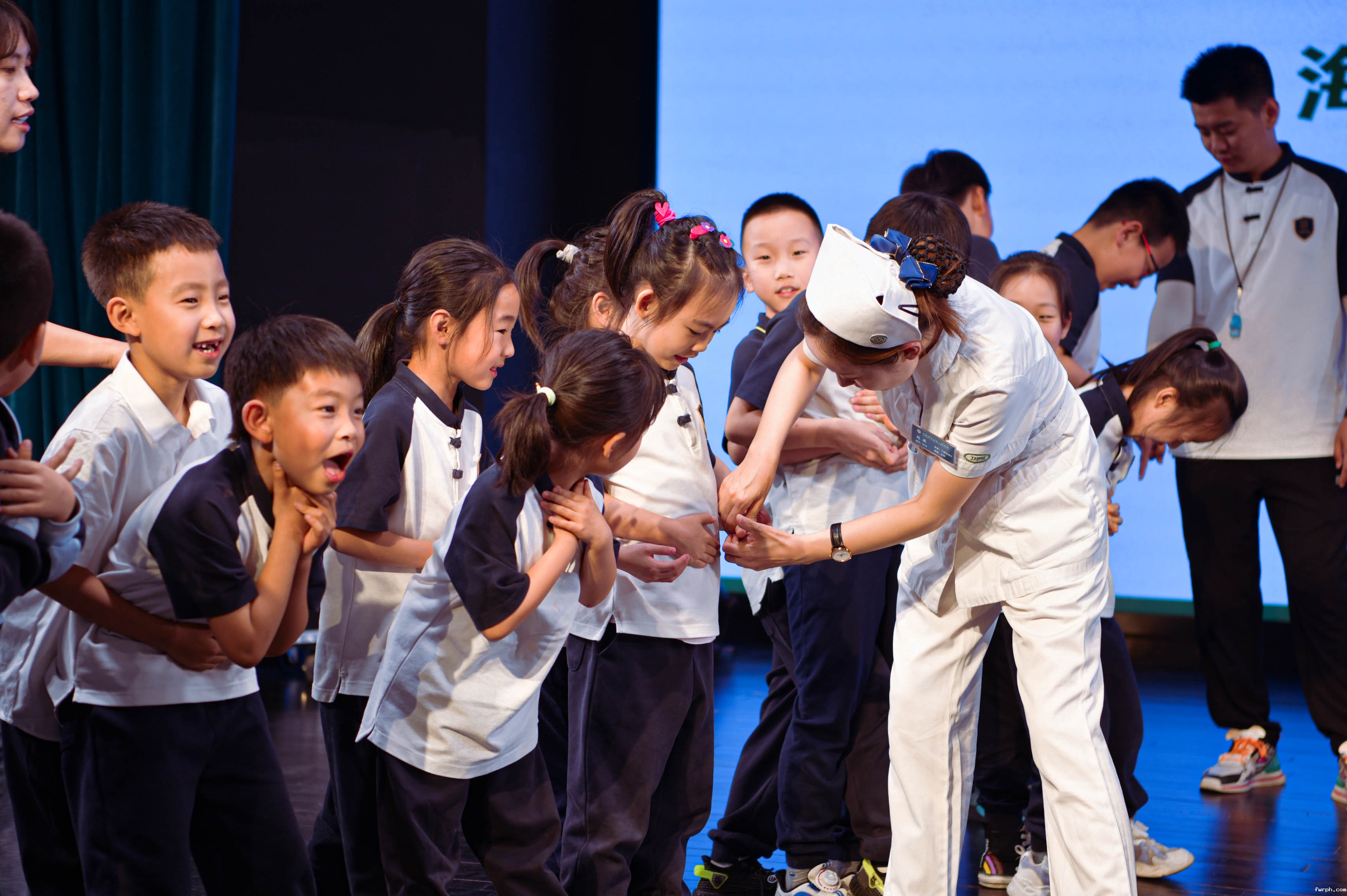 6.9内蒙古营养学会妇幼营养分会走进万万锦小学开展安全知识讲座学生进行海姆利克实操演练.jpg 6.9内蒙古营养学会妇幼营养分会走进万万锦小学开展安全知识讲座学生进行海姆利克实操演练.jpg