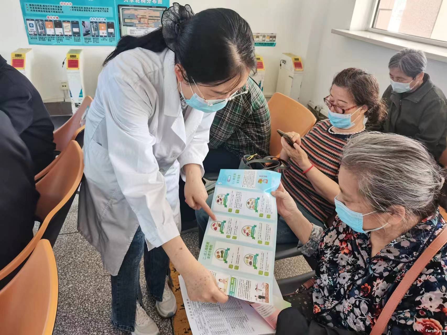 乌海市人民医院5.16日营养科人员进行营养知识宣传.jpg 乌海市人民医院5.16日营养科人员进行营养知识宣传.jpg