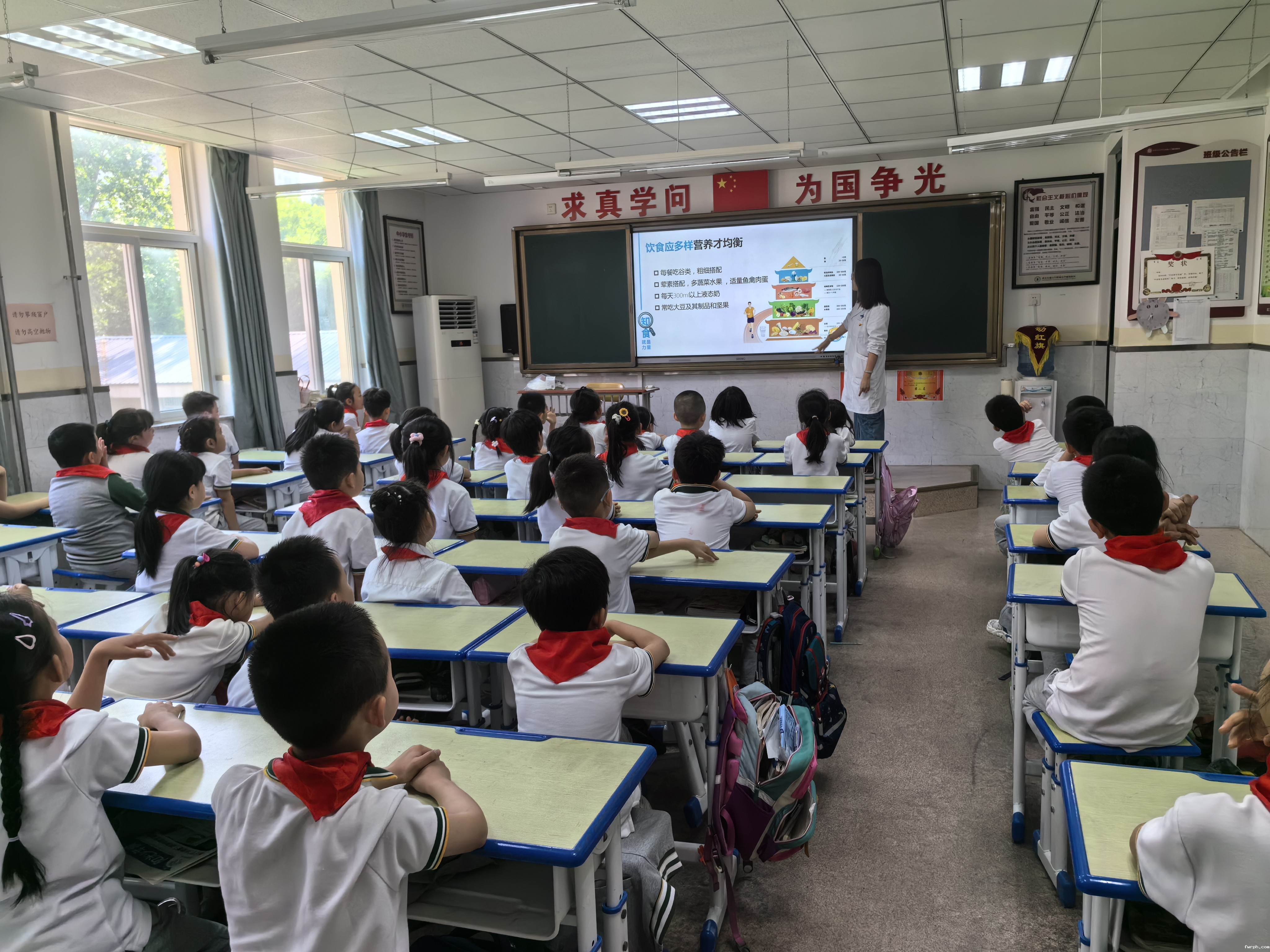 5.13 西安交通大学附属小学雁塔校区宋戈营养师给小学生进行“知食”就是力量讲座1.jpg 5.13 西安交通大学附属小学雁塔校区宋戈营养师给小学生进行“知食”就是力量讲座1.jpg