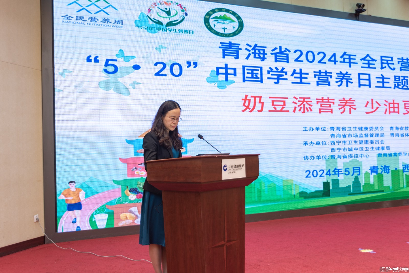 青海省营养学会理事长彭雯教授讲解营养相关知识.jpg