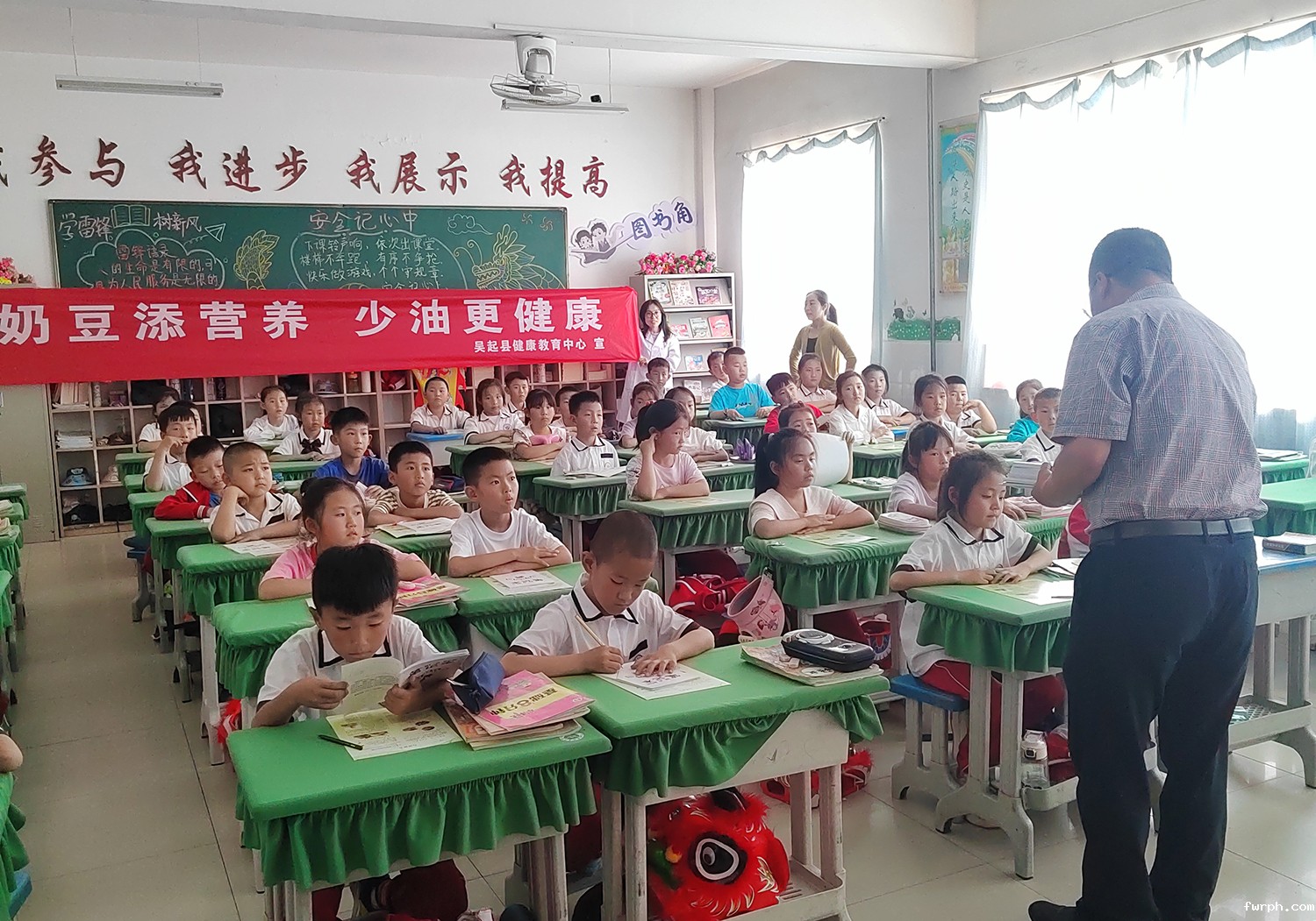 延安市吴起县疾病预防控制中心+开展营养知识进课堂活动.jpg 延安市吴起县疾病预防控制中心+开展营养知识进课堂活动.jpg