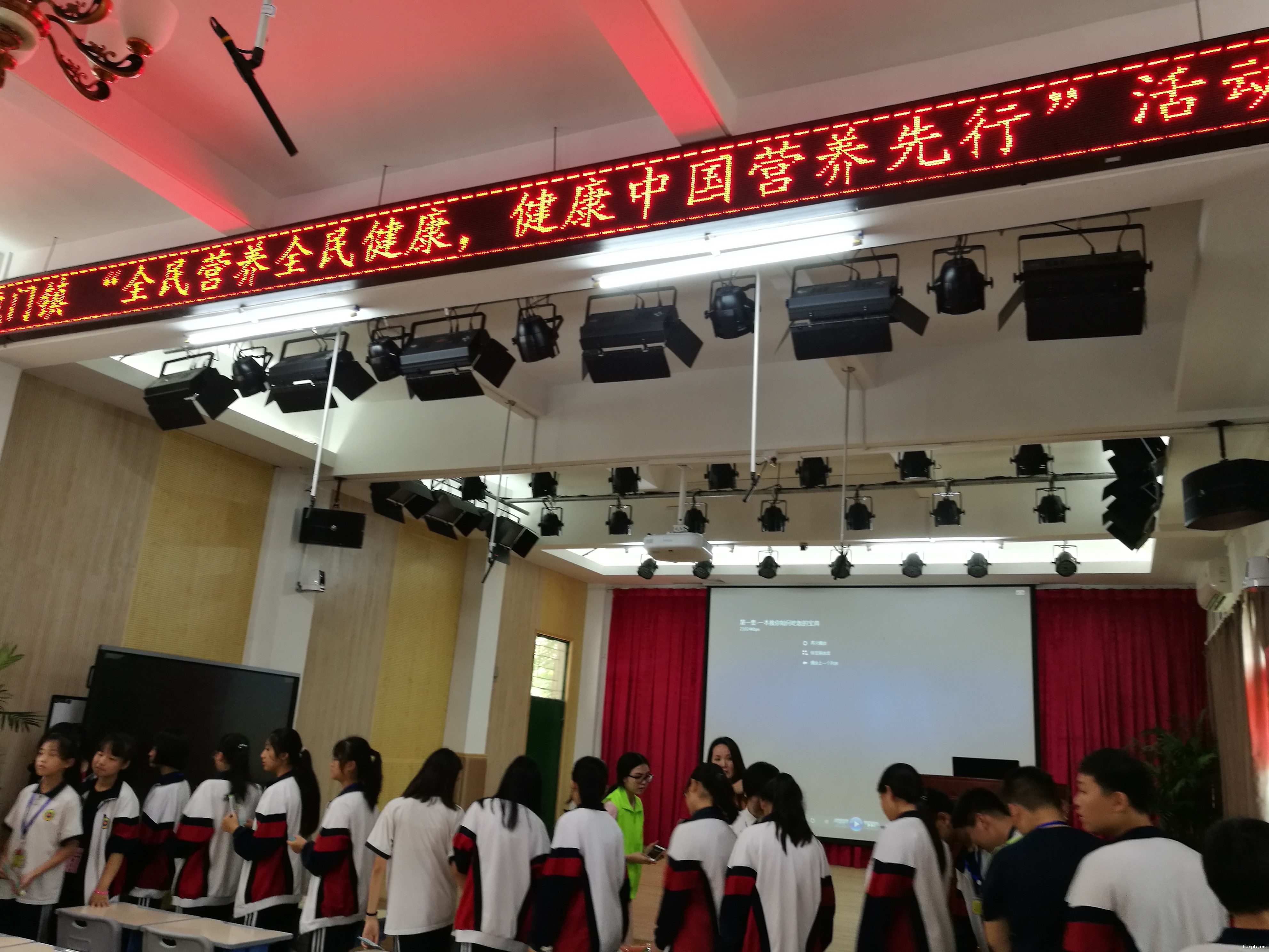 现场指导同学们认识日常需要蔬果,认识蔬果对健康的重要性