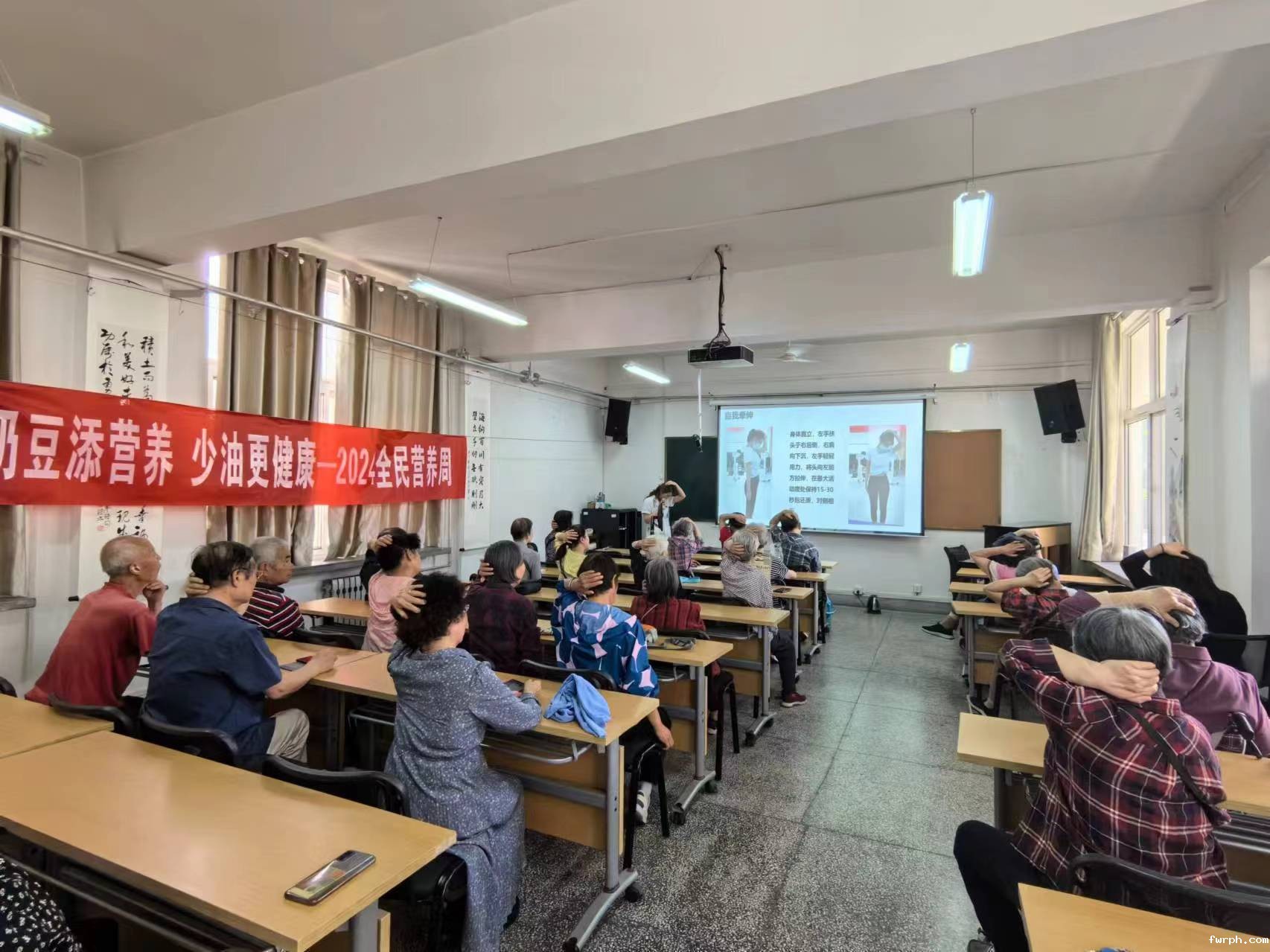 5.14 交大医学住宅小区李晓梅治疗师进行讲座2.jpg