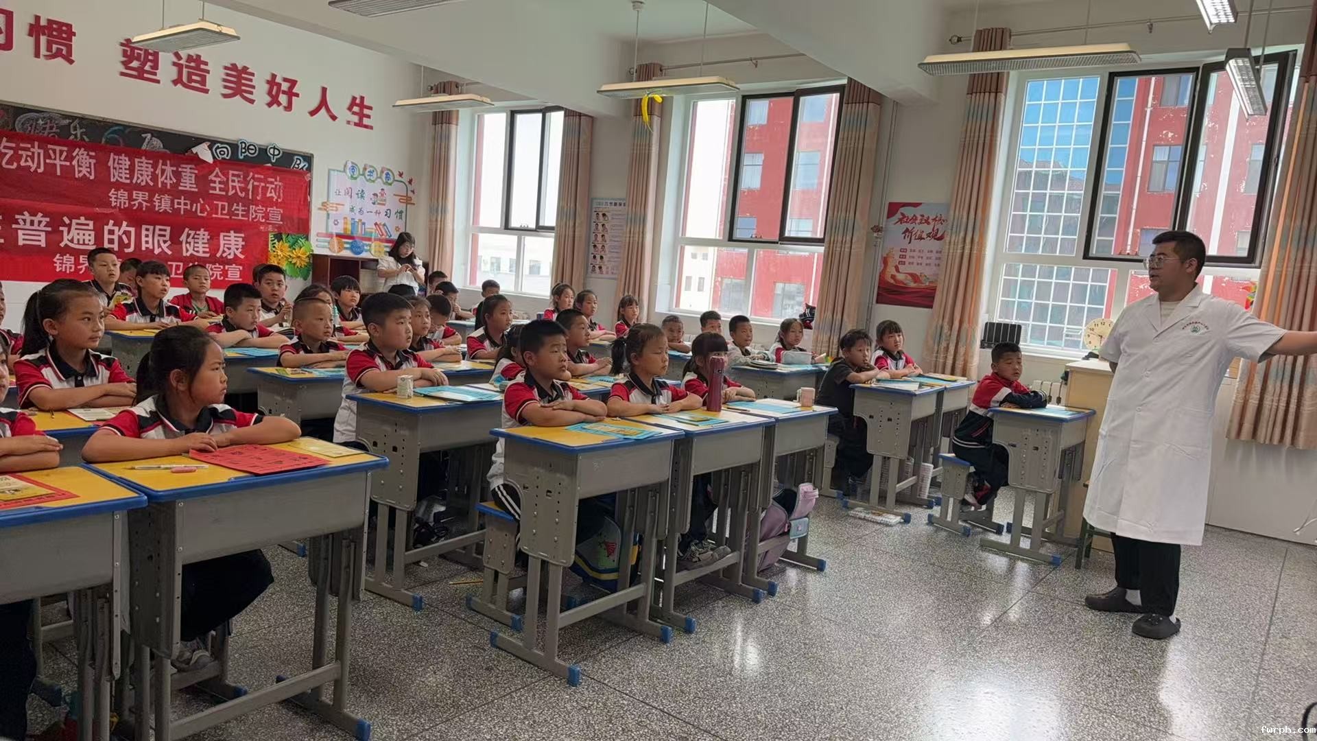 5月30日锦界镇中心卫生院 丨锦界一小520中国学生营养日启动仪式暨科普讲座2.jpg