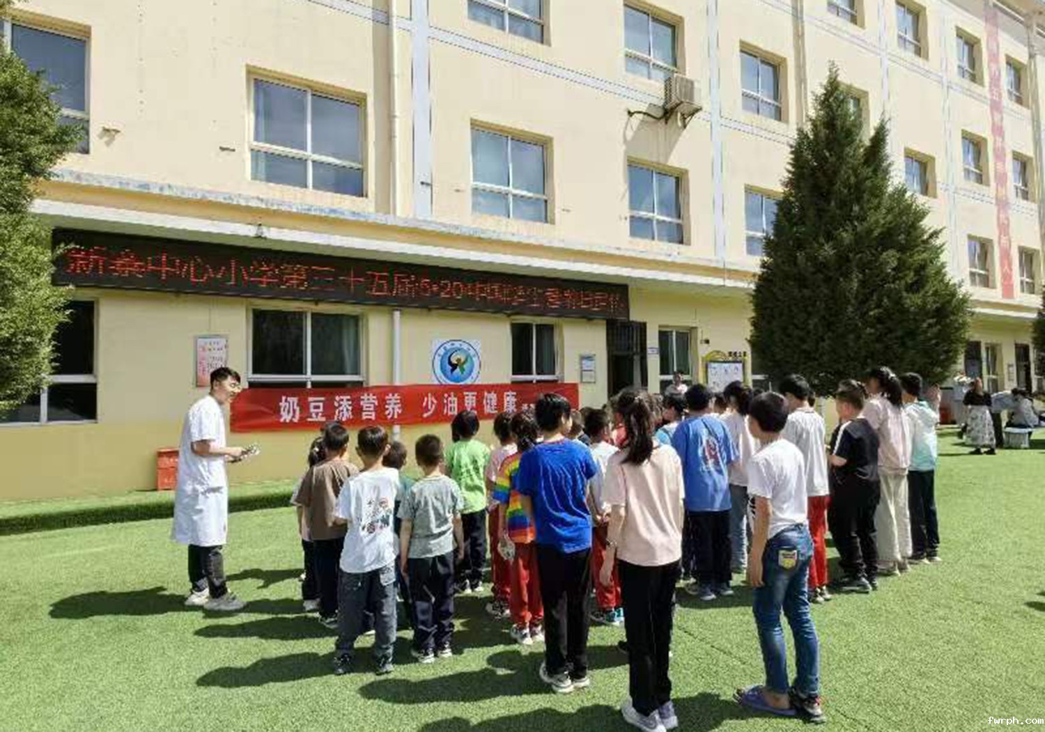 吴起县疾病预防控制中心+ 新寨卫生院职工在新寨中心小学宣讲营养健康知识.jpg