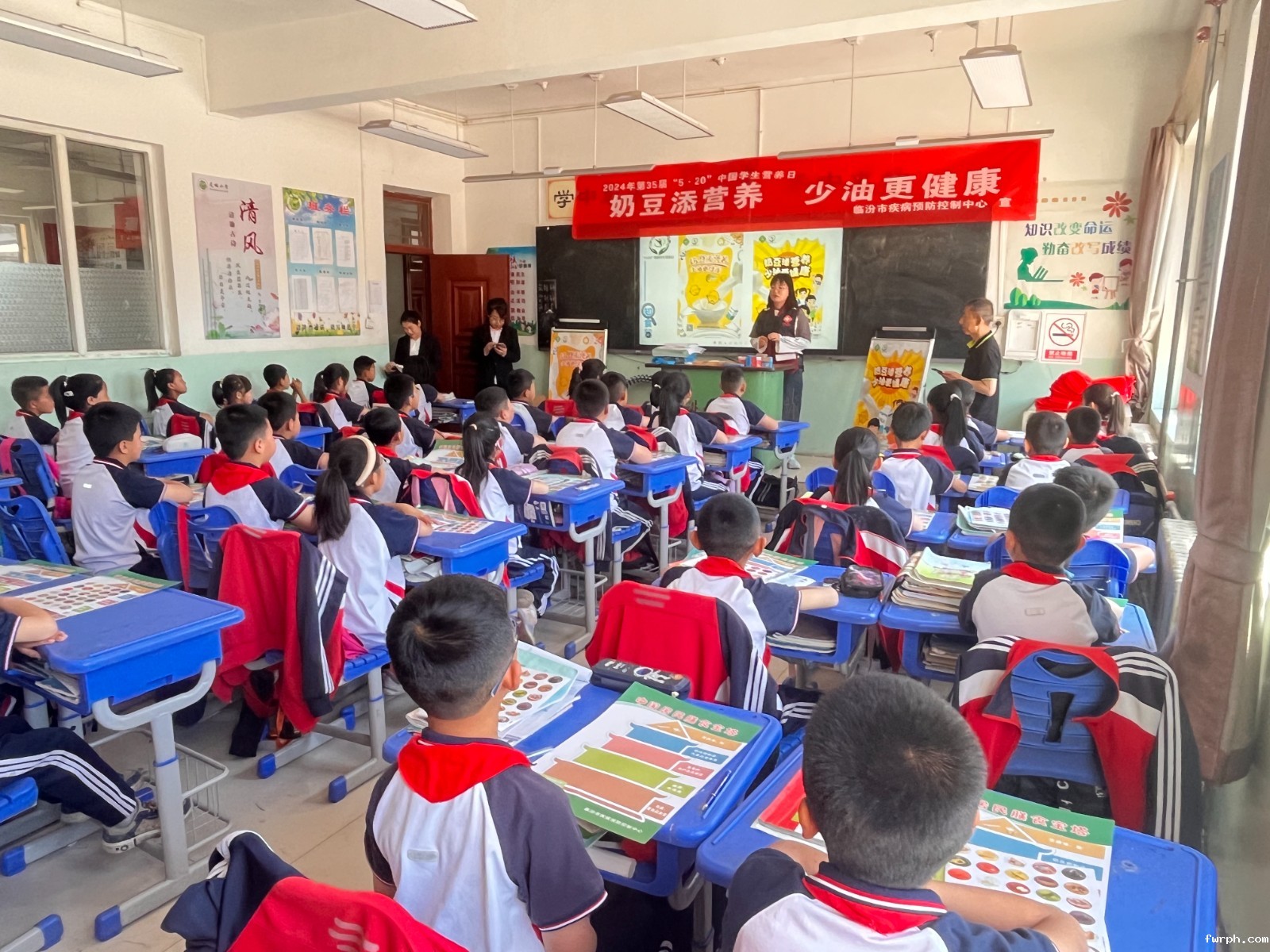 5月15日，临汾市疾控中心在蒲县科城小学开展营养健康知识讲座1.jpg
