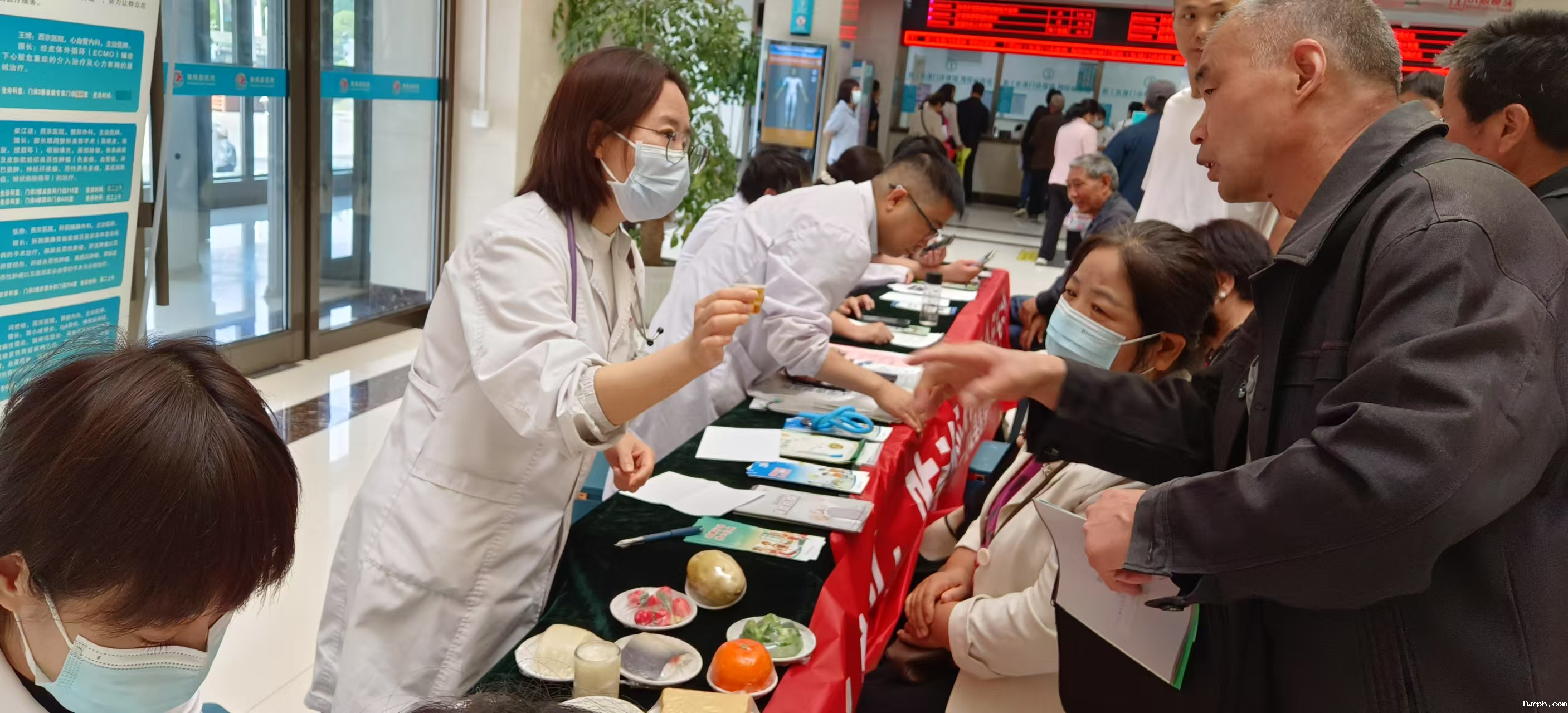2025.05.19+蒲城县医院门诊一楼大厅+临床营养科人员+义诊2.png