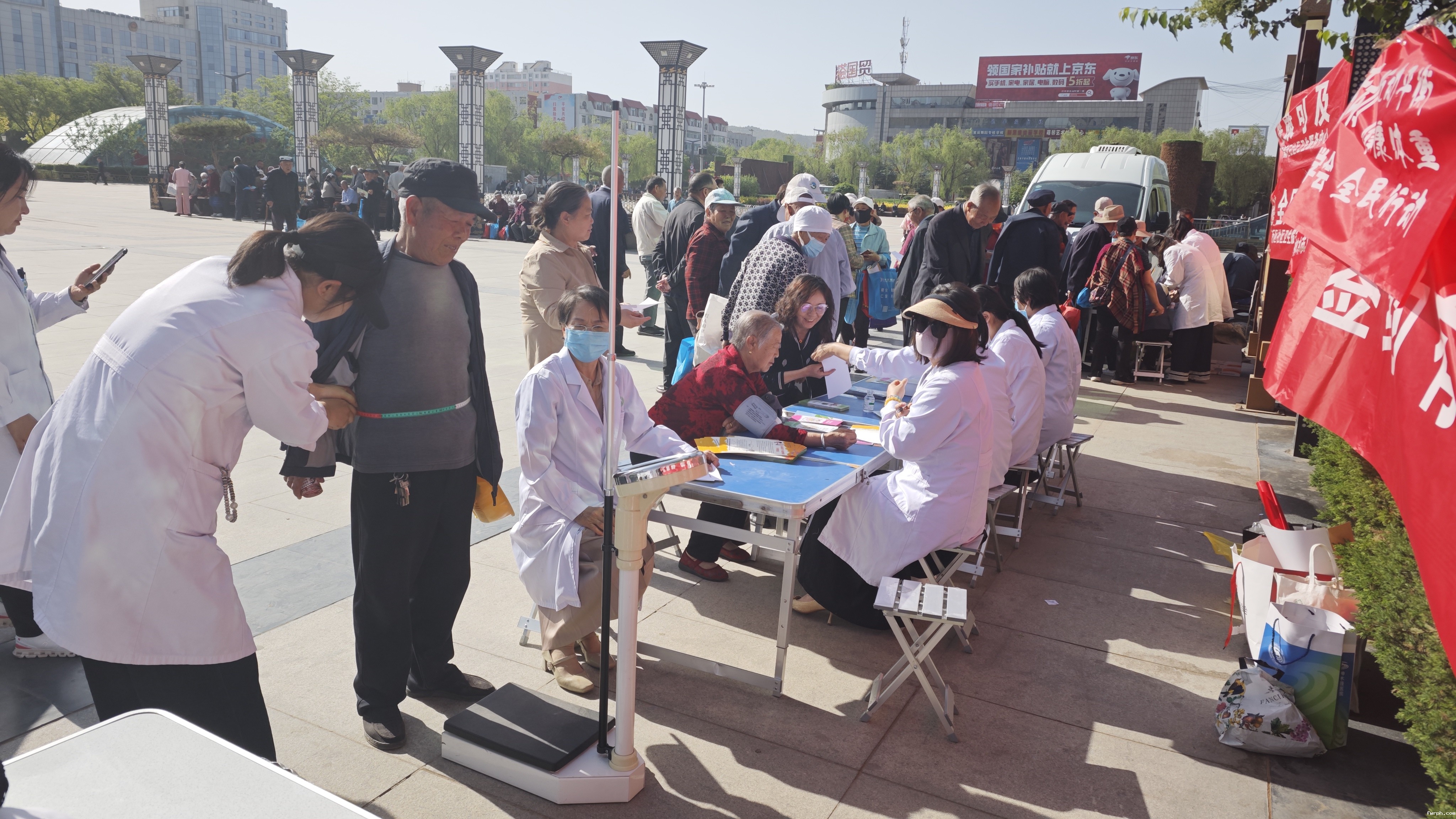 5月19日神木市医院丨神木市人民广场科普义诊.jpg