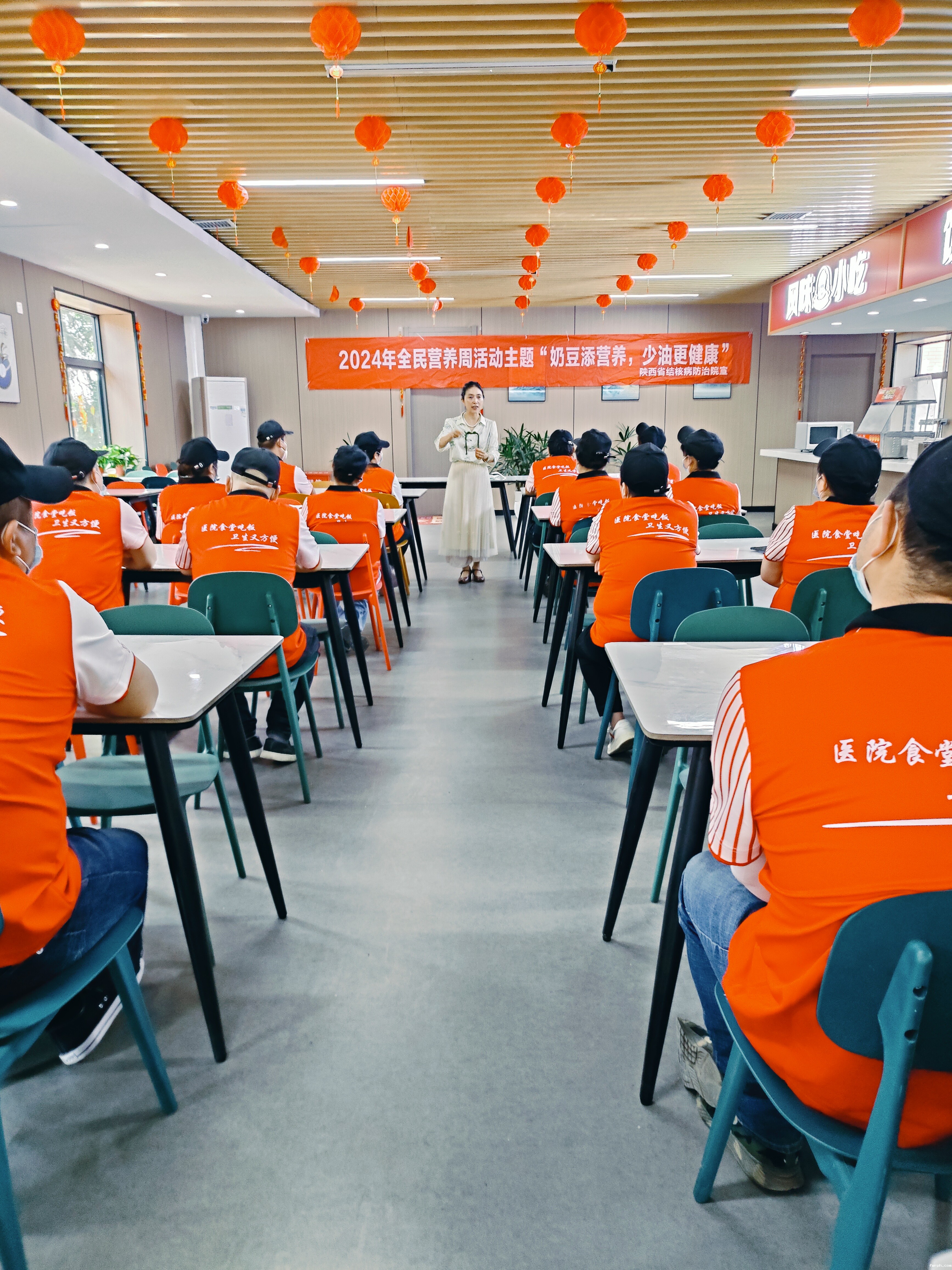陕西省结核病防治院-餐厅员工减油宣教.jpg