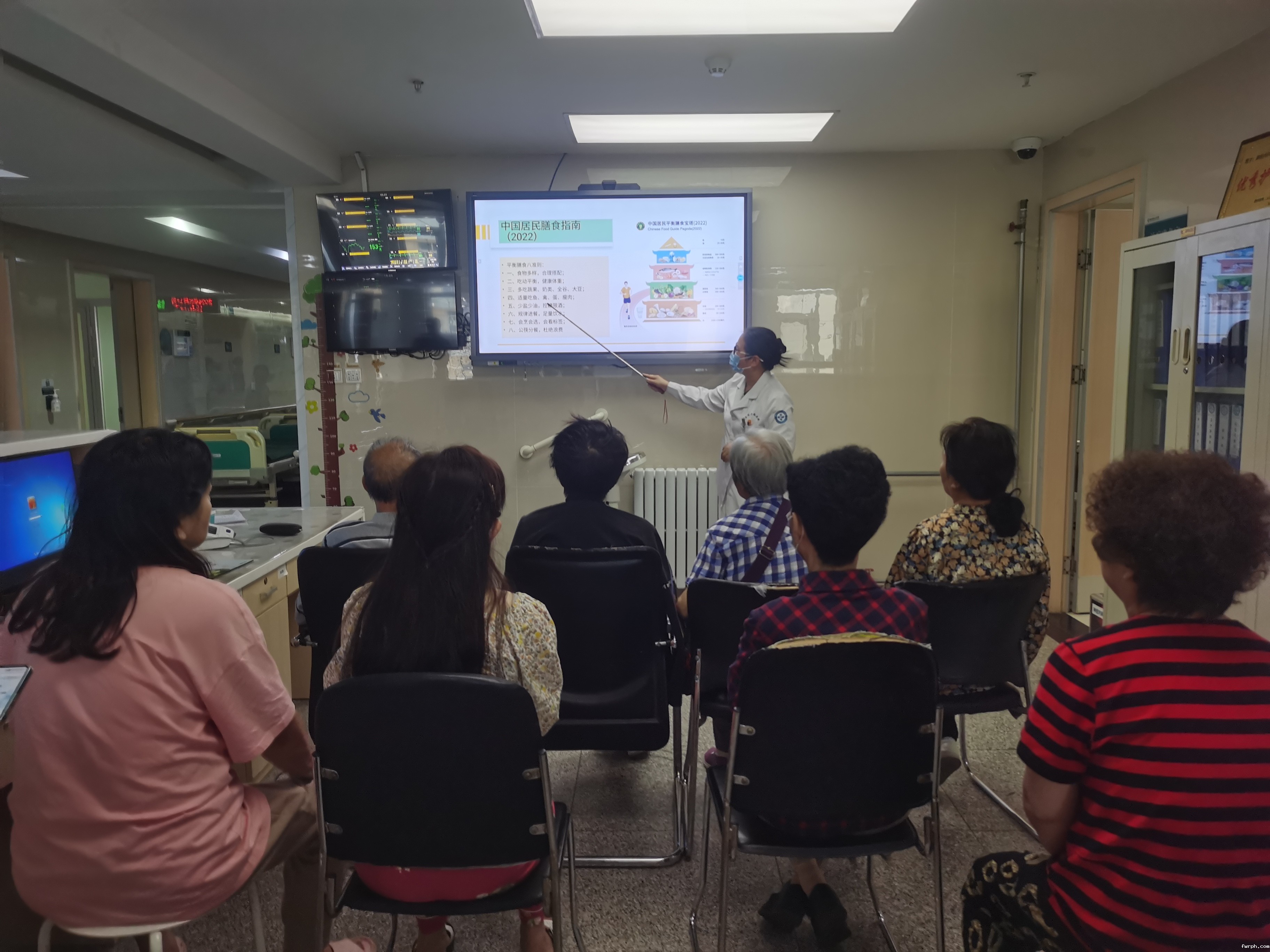 陕西省第二人民医院神经内科病区营养科进行奶豆添营养，膳食宝塔的健康知识讲座.jpg