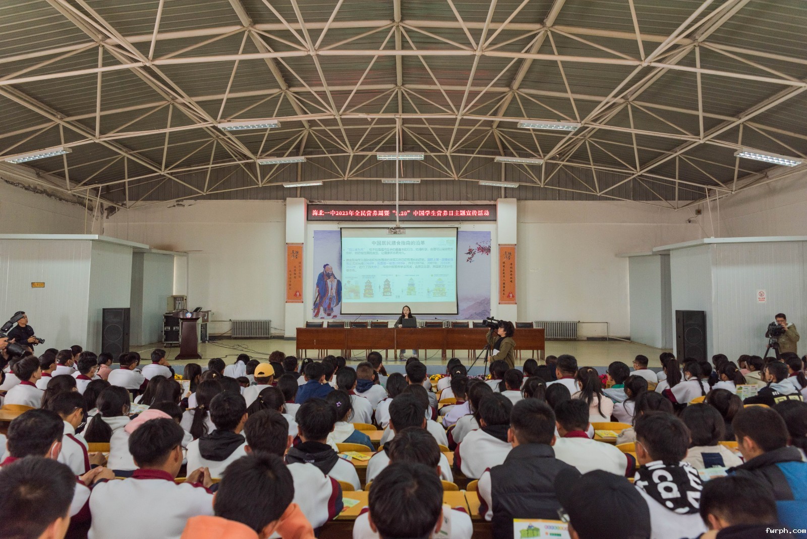 5月18日上午 青海省2023年全民营养周主题宣传活动在海北州西海镇举办，青海省营养学会工作者汤霄在海北州第一高级中学进行营养健康知识进校园宣讲，青海省卫生健康委供图.jpg (1).jpg